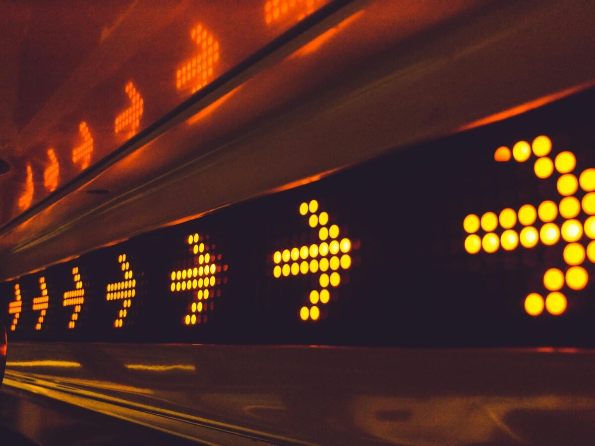 🔎 The Investor’s Guide: Auditing Website Traffic Sources for Due Diligence (Direct, Referral, Social & Paid)